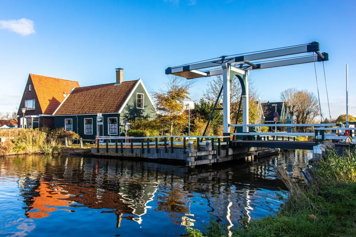 Woningen aan een dijk langs een rivier