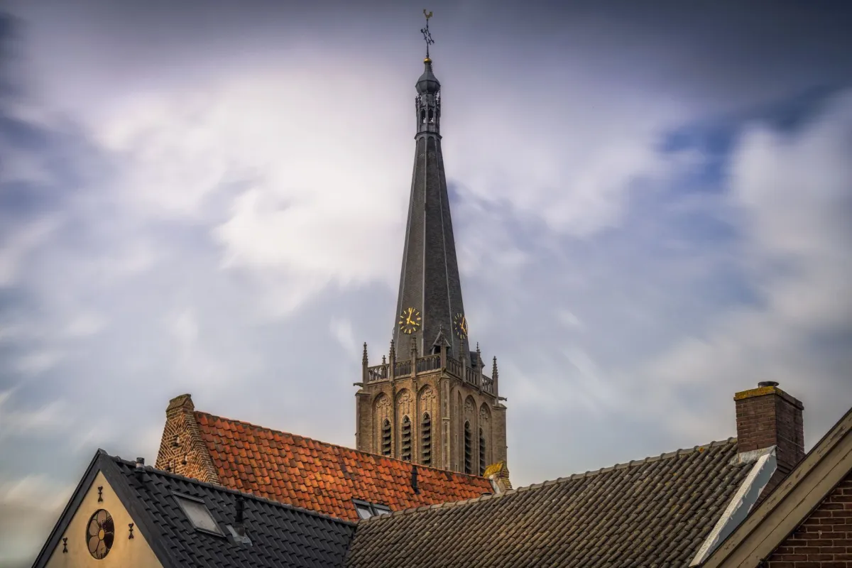 Kerktoren van een klein dorp