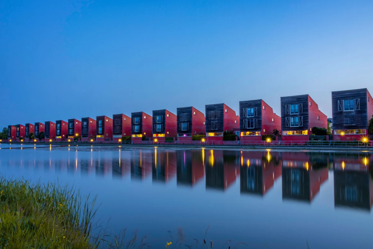 Moderne woonwijk aan het water