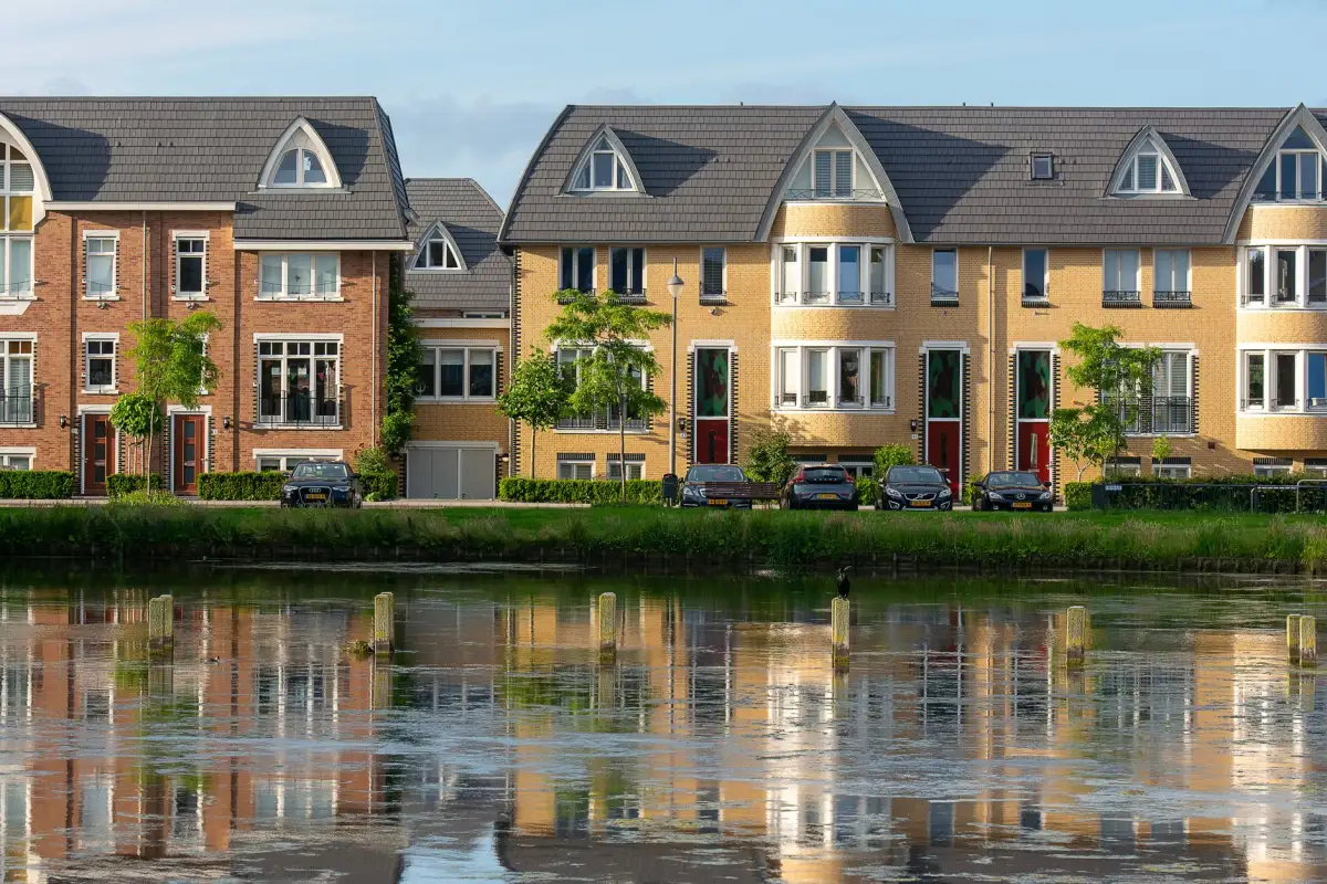 Rijtjeswoningen in een nieuwbouwwijk